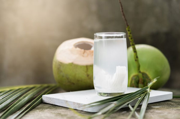 mang-thai-5-thang-ba-bau-uong-nuoc-dua-duoc-khong