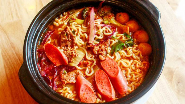 Đồ ăn cay nóng la nguyên nhân gây nổi mụn nước