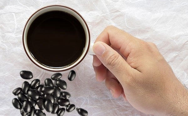 Uống nước đậu đen xanh lòng có tác dụng gì