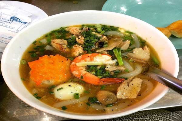 banh-canh-ganh-via-he-nguyen-thai-hoc