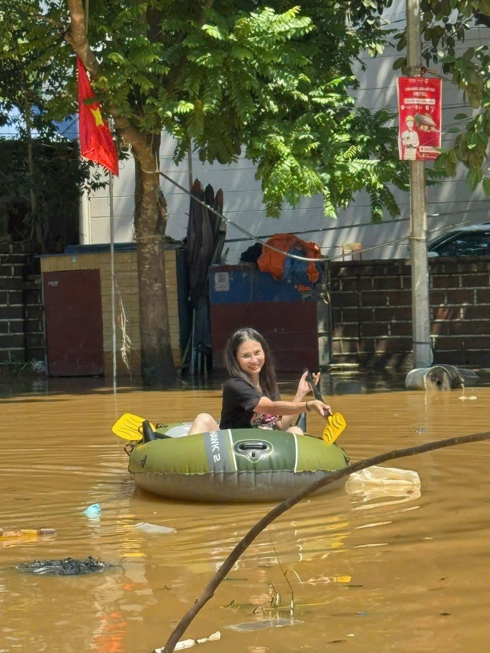 thuyền hơi cứu hộ mùa bão lụt