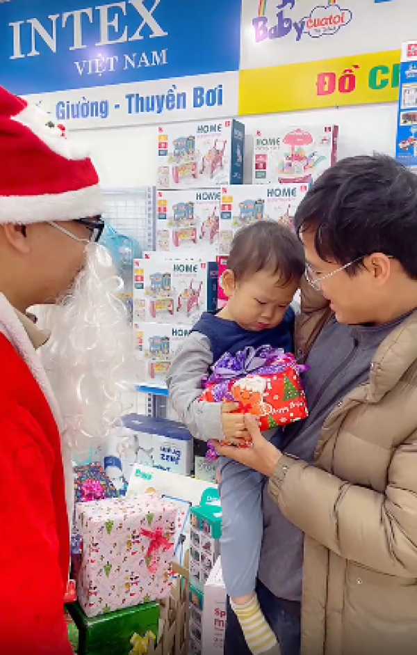 ong-gia-noel-tang-qua-2