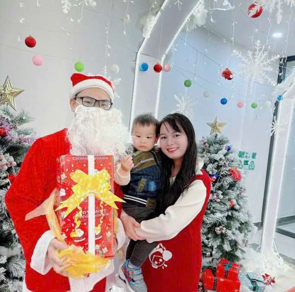 ong-gia-noel-tang-qua