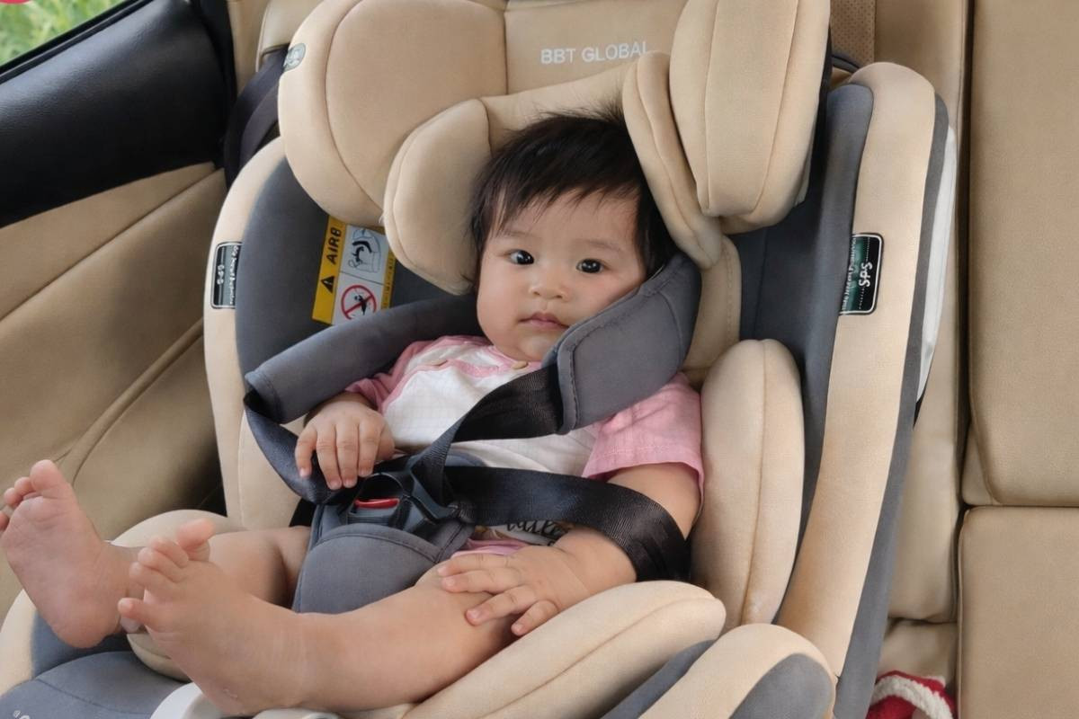 Bé về quê đón Tết ghế