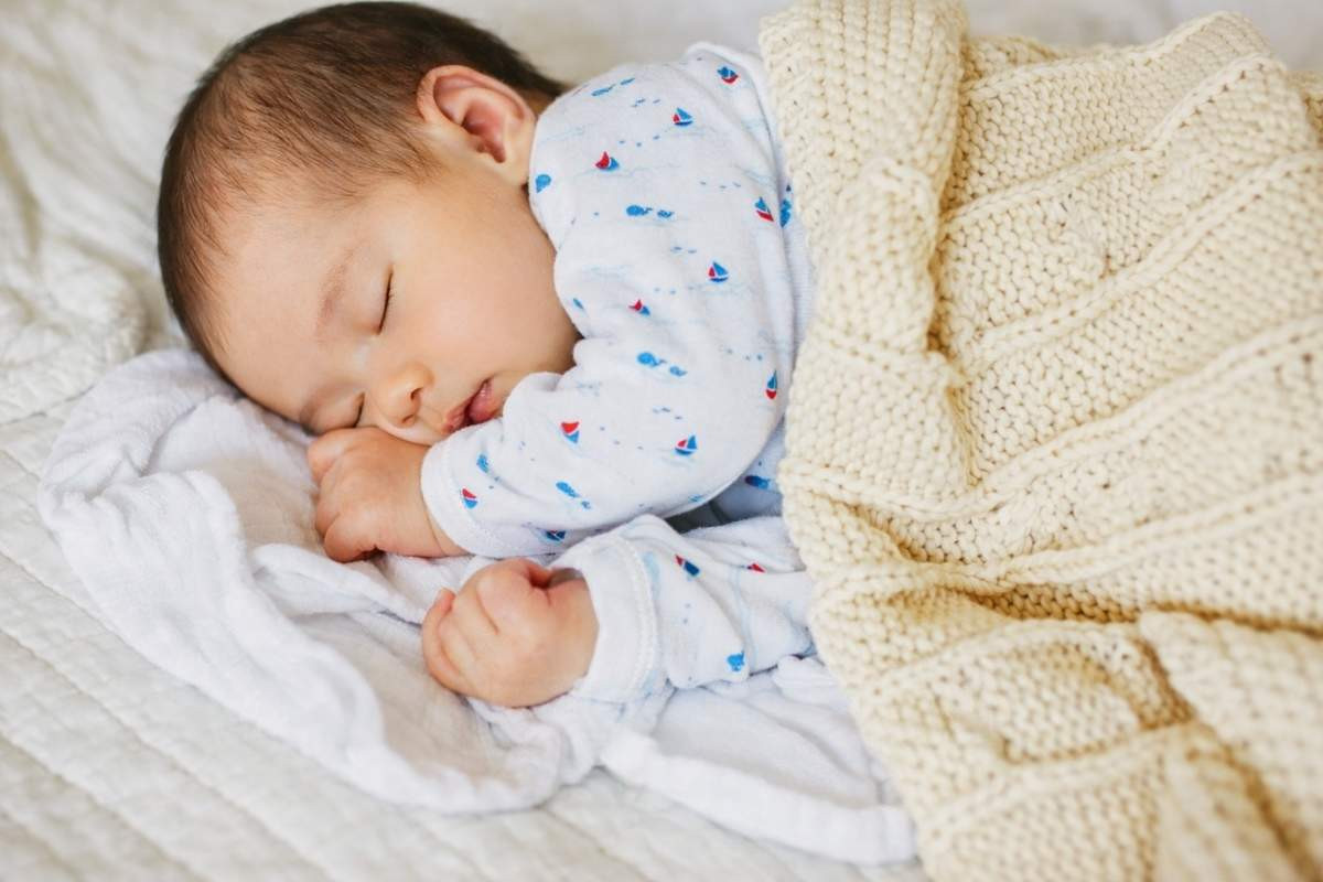 Bé về quê đón Tết chăm sóc