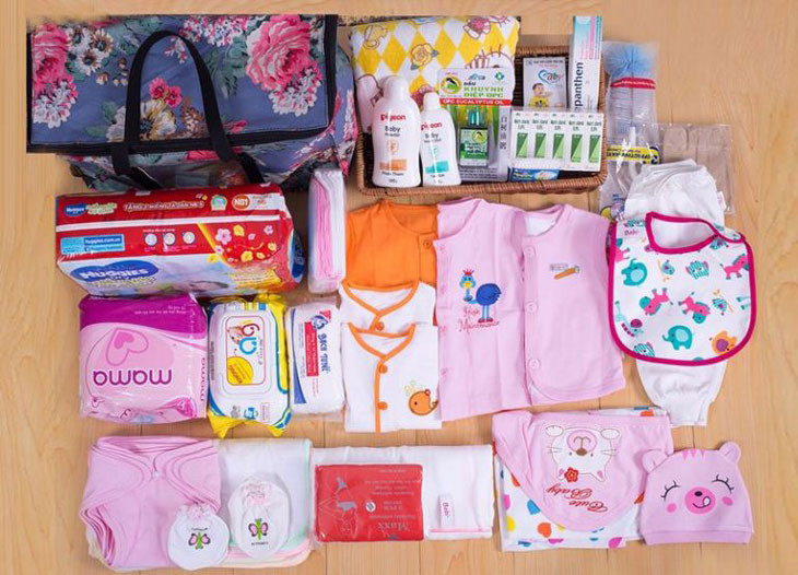 Về quê bằng ô tô chuẩn bị đồ cho bé