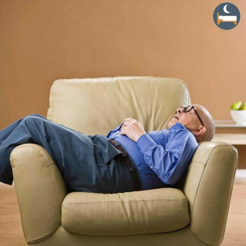 Khó khăn khi nằm trên sofa chật chội thay vì giường hơi