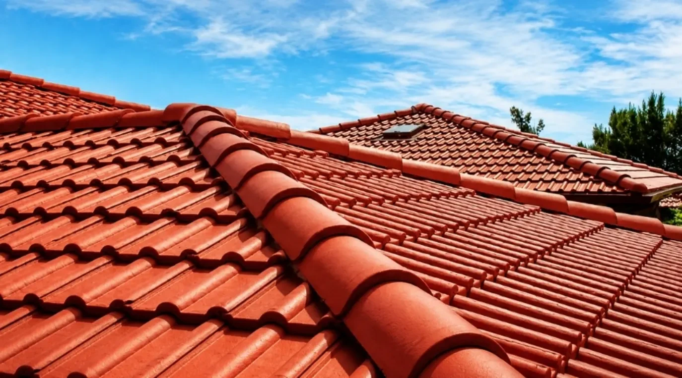 Mái nhà lợp bằng ngói sóng tráng men