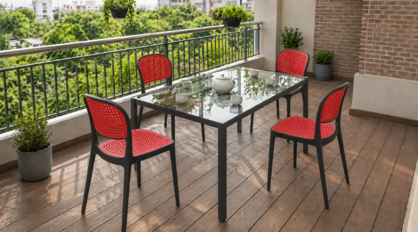 Ghế nhựa ngoài trời tại không gian hẹp