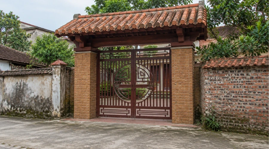 Hình cổng nhà có mái ngói đất nung âm dương