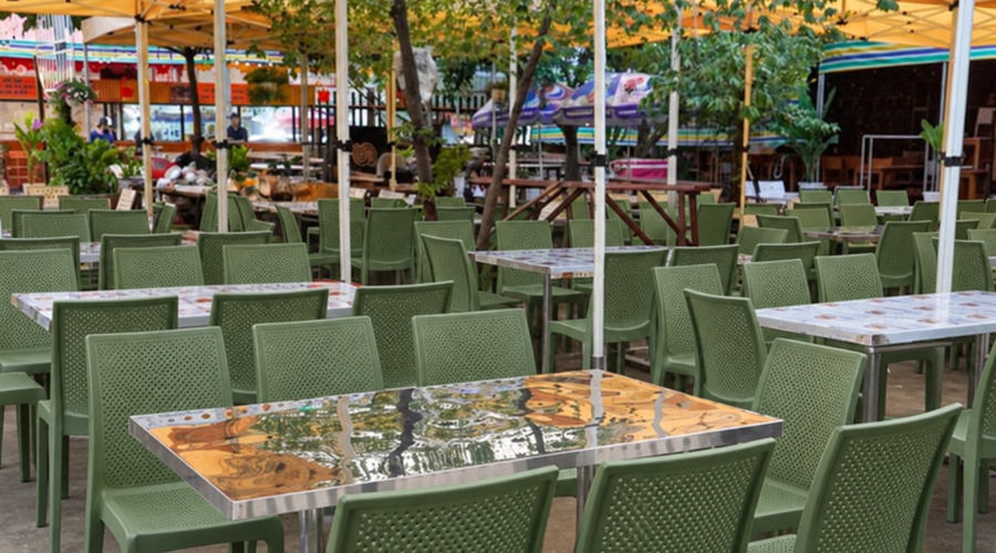 Ghế nhựa đúc ở quán ăn