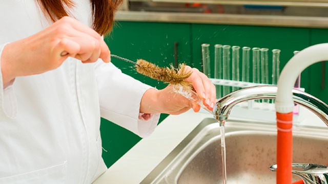 Các bước rửa dụng cụ thủy tinh phòng thí nghiệm