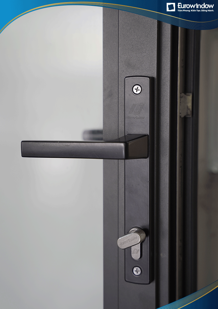Hệ thống cửa Eurowindow đều được lắp đặt hệ chốt đa điểm kết hợp khóa tay cầm đảm bảo an ninh tuyệt đối