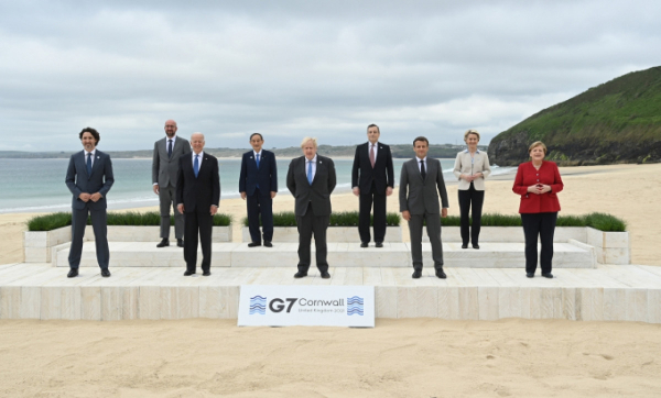 g7-leaders-family-photo-2-scaled-083839