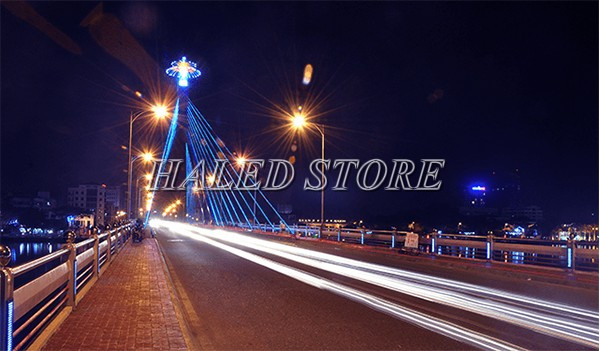 Đèn cao áp ánh sáng vàng chiếu sáng cầu vượt