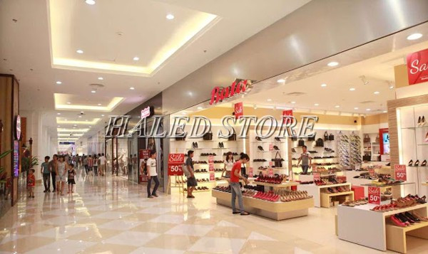 Trần nhà được tạo điểm nhấn bằng đèn LED dây