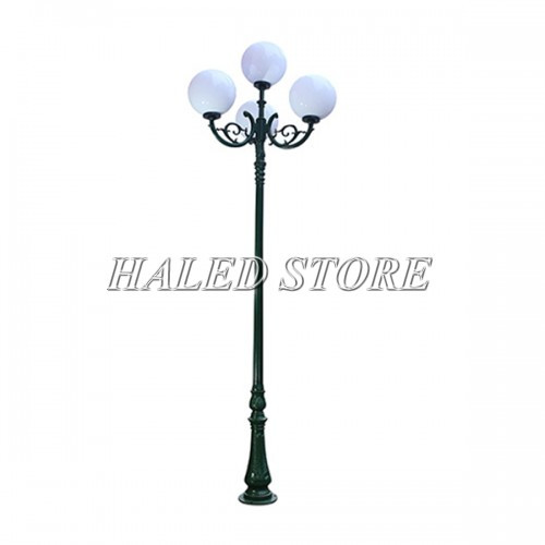 Cột đèn sân vườn 4 bóng cầu trắng đục