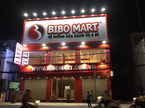 Đèn hắt biển hiệu trước cửa hàng thu hút ánh nhìn