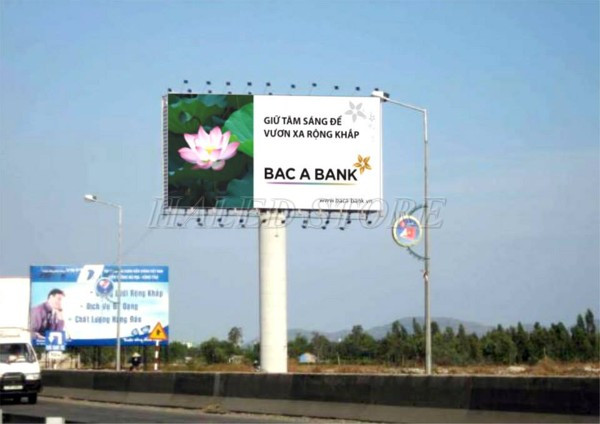Đèn hắt biển quảng cáo trên đường cao tốc