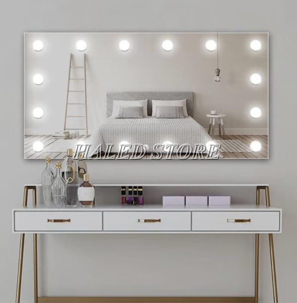 Lắp bóng đèn LED lên trên gương bàn trang điểm