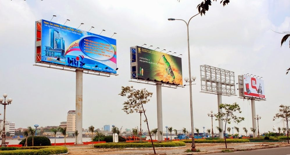 Việc sử dụng đèn LED chiếu sáng bảng hiệu ngoài trời được xem là rất cần thiết. 