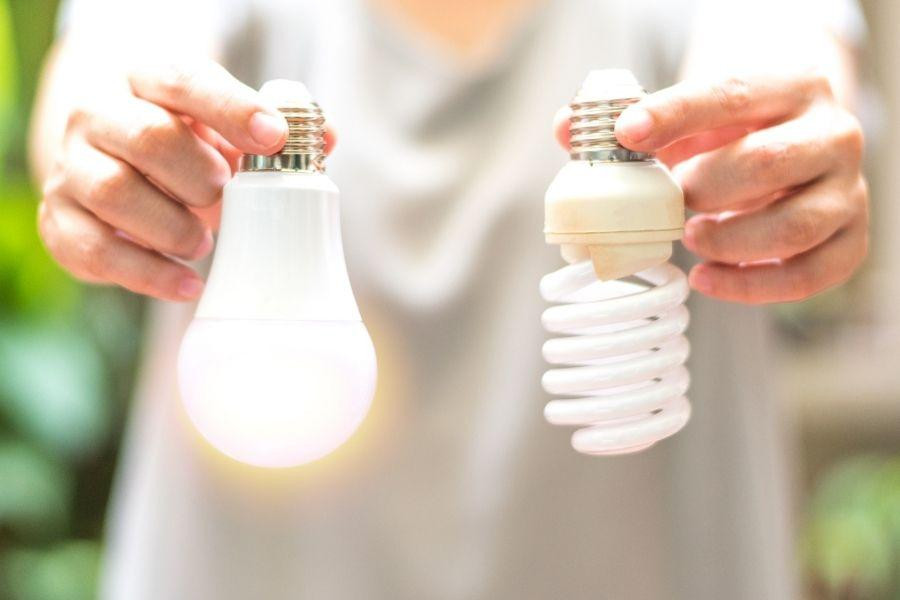 So với đèn huỳnh quang truyền thống, đèn LED có hiệu suất chiếu sáng cao hơn và tiết kiệm điện tốt hơn. 