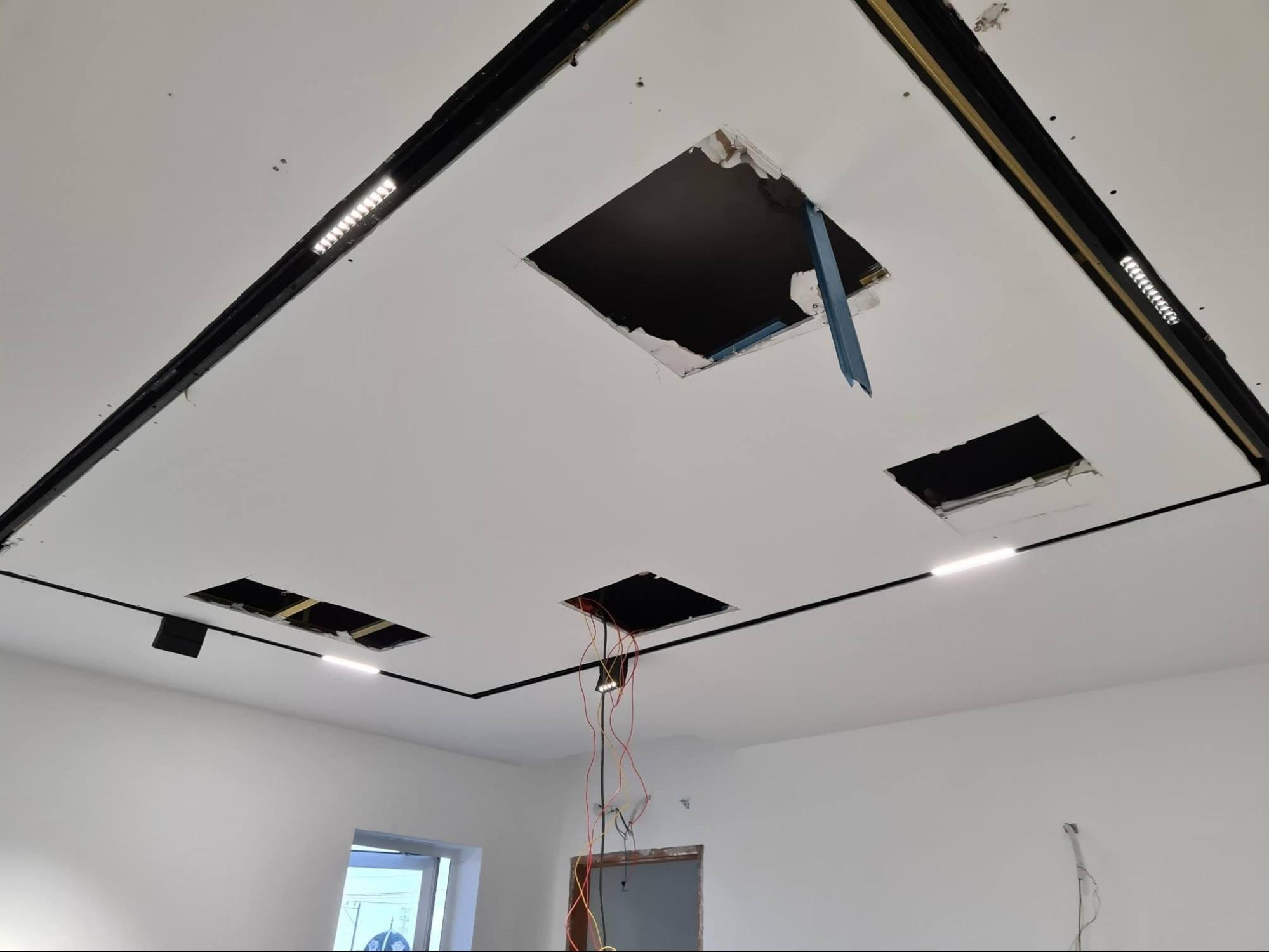 Hướng dẫn cách lắp đặt đèn LED ray trần thạch cao chi tiết