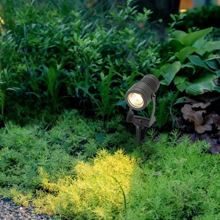 Đèn chiếu cây chống nước là giải pháp chiếu sáng hiệu quả cho không gian sân vườn.
