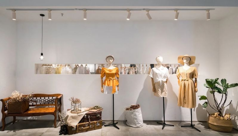 Sử dụng đèn rọi ray sẽ giúp tạo điểm nhấn cho không gian cửa hàng, shop quần áo ấn tượng hơn.
