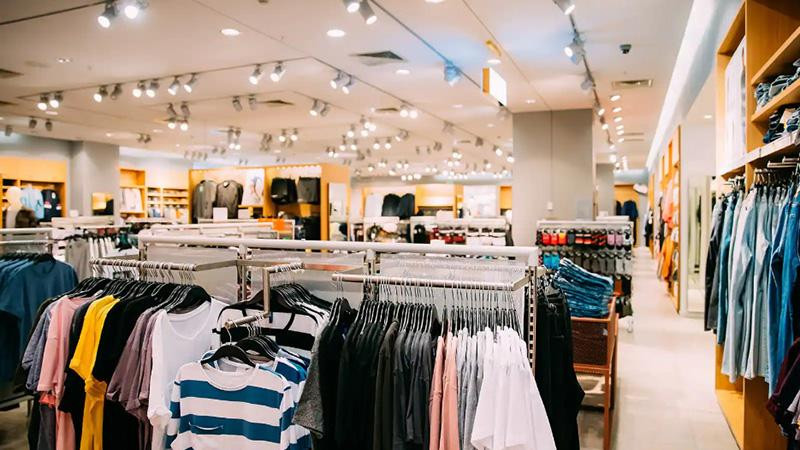 Khi lựa chọn đèn rọi ray lắp đặt trong shop quần áo nên ưu tiên các thương hiệu lớn.