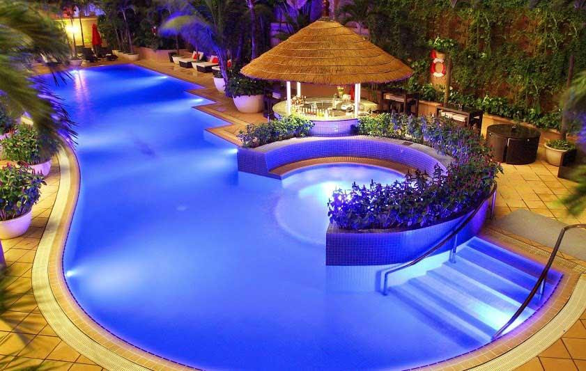 Cách lắp đặt đèn LED dây trang trí cho thành hồ bơi