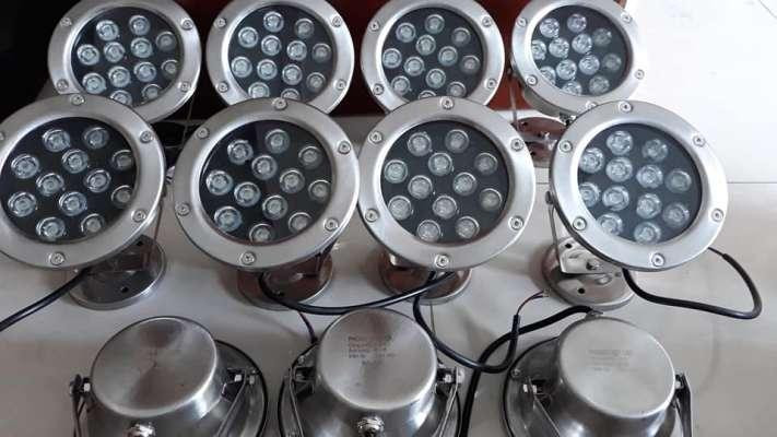 Lựa chọn đèn có công suất phù hợp với kích thước của hồ cá.