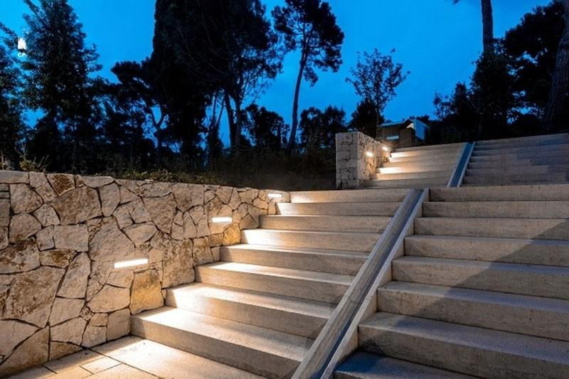 Đèn chiếu sáng bậc thềm sân vườn mang đến nhiều lợi ích cho người sử dụng.