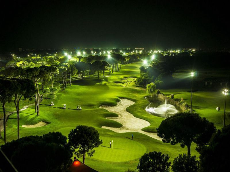 Đèn pha LED 200W được sử dụng để chiếu sáng cho khoảng không gian rộng lớn như công viên, sân golf.