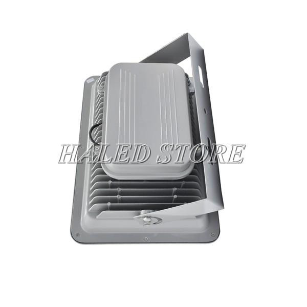 Chất liệu của vỏ đèn cũng ảnh hưởng đến mức giá của đèn pha LED 200W.
