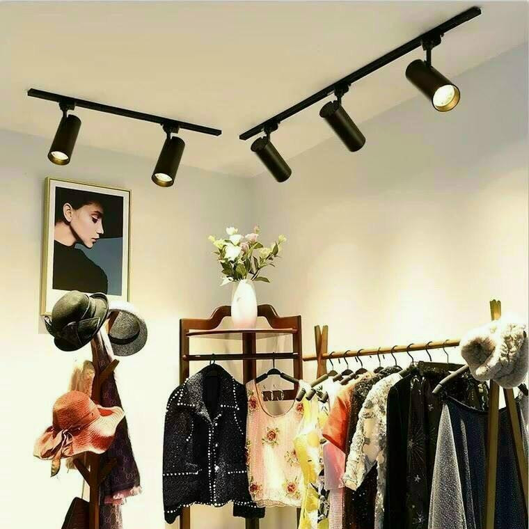 Nên lắp đèn rọi ray 20w hay đèn spotlight âm trần? 