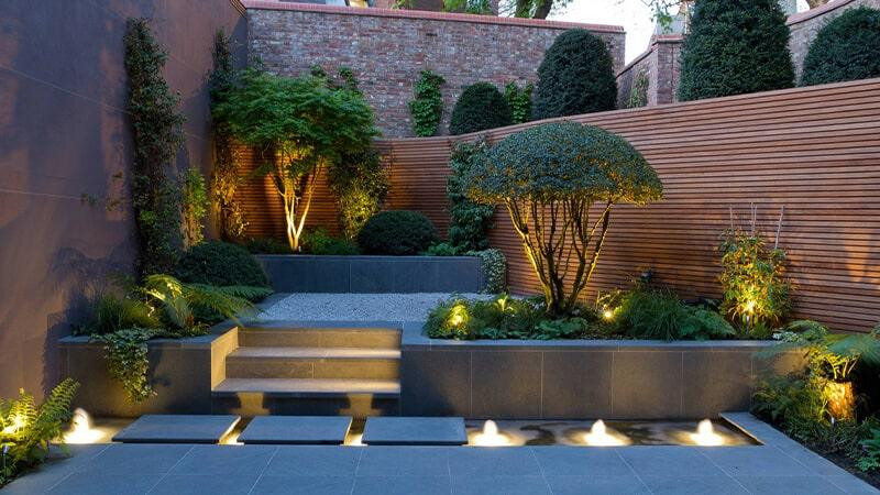 Đèn LED âm đất được sử dụng để tạo điểm nhấn cho sân vườn. 