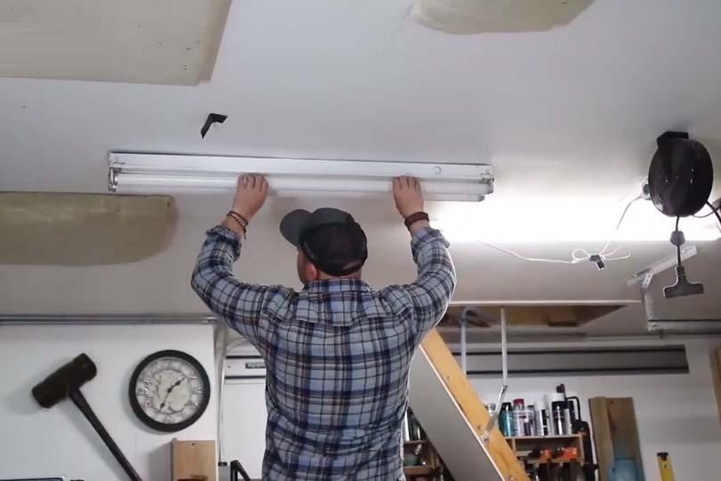 Các bạn hoàn toàn có thể tự lắp đặt đèn tuýp LED tại nhà. 