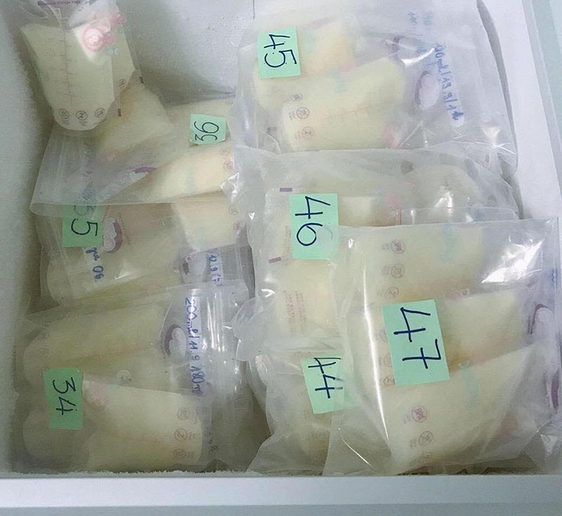 Các mẹ bỉm sữa có thể sử dụng tủ đông mini để trữ sữa và đánh số thứ tự theo từng ngày