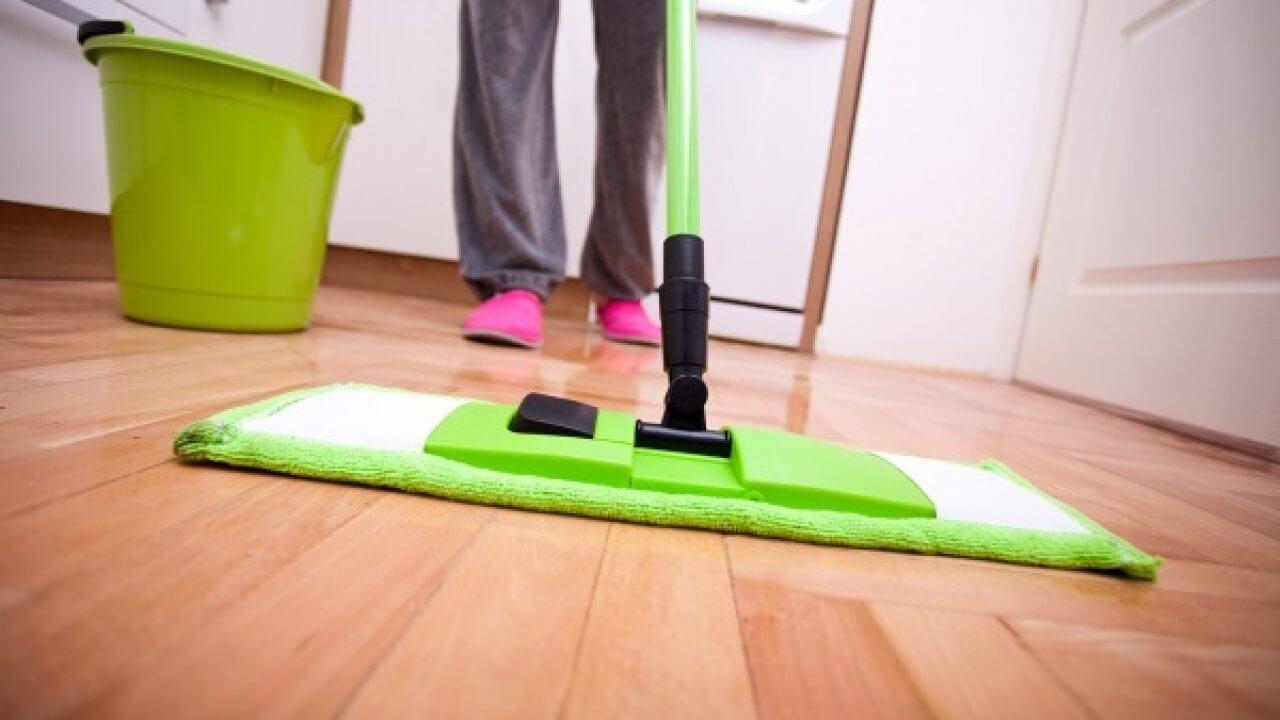 Cách lau sàn gỗ sạch bóng, tiết kiệm thời gian