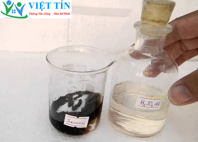 Tiến hành thí nghiệm axit H2SO4 đặc với đường trắng