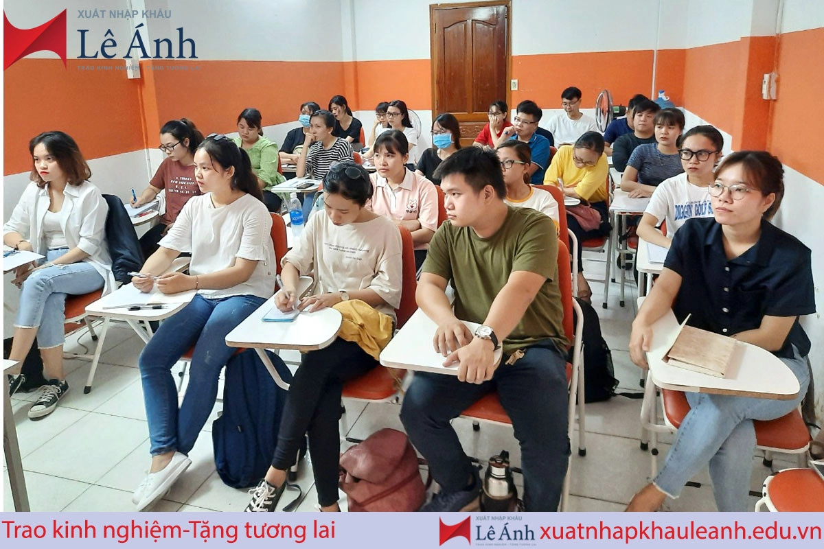 hoc-xuat-nhap-khau-o-dau-tot-xnk-le-anh