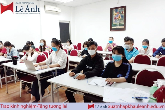 xuat-nhap-khau-le-anh-tphcm-min