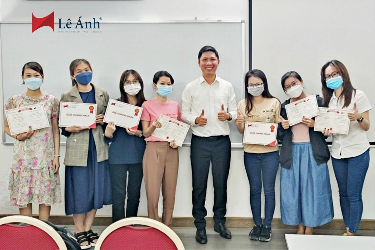 hinh-anh-trao-chung-nhan-khoa-hoc-c-b