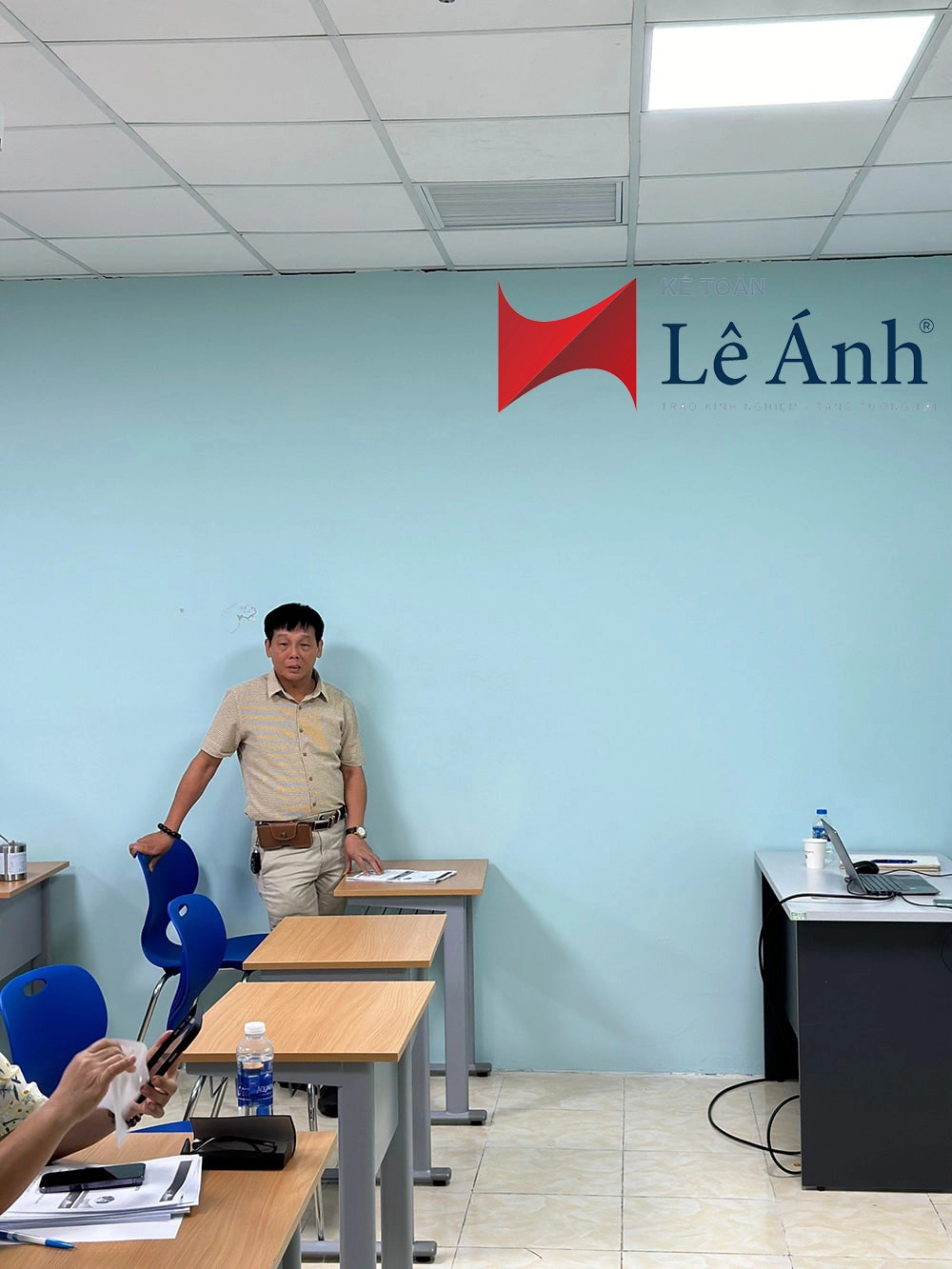 ông Nguyễn Tuấn trưởng phòng kế toán
