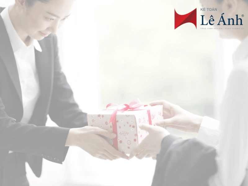 qua-tet-cho-khach-hang-hach-toan-va-thue-can-biet-2