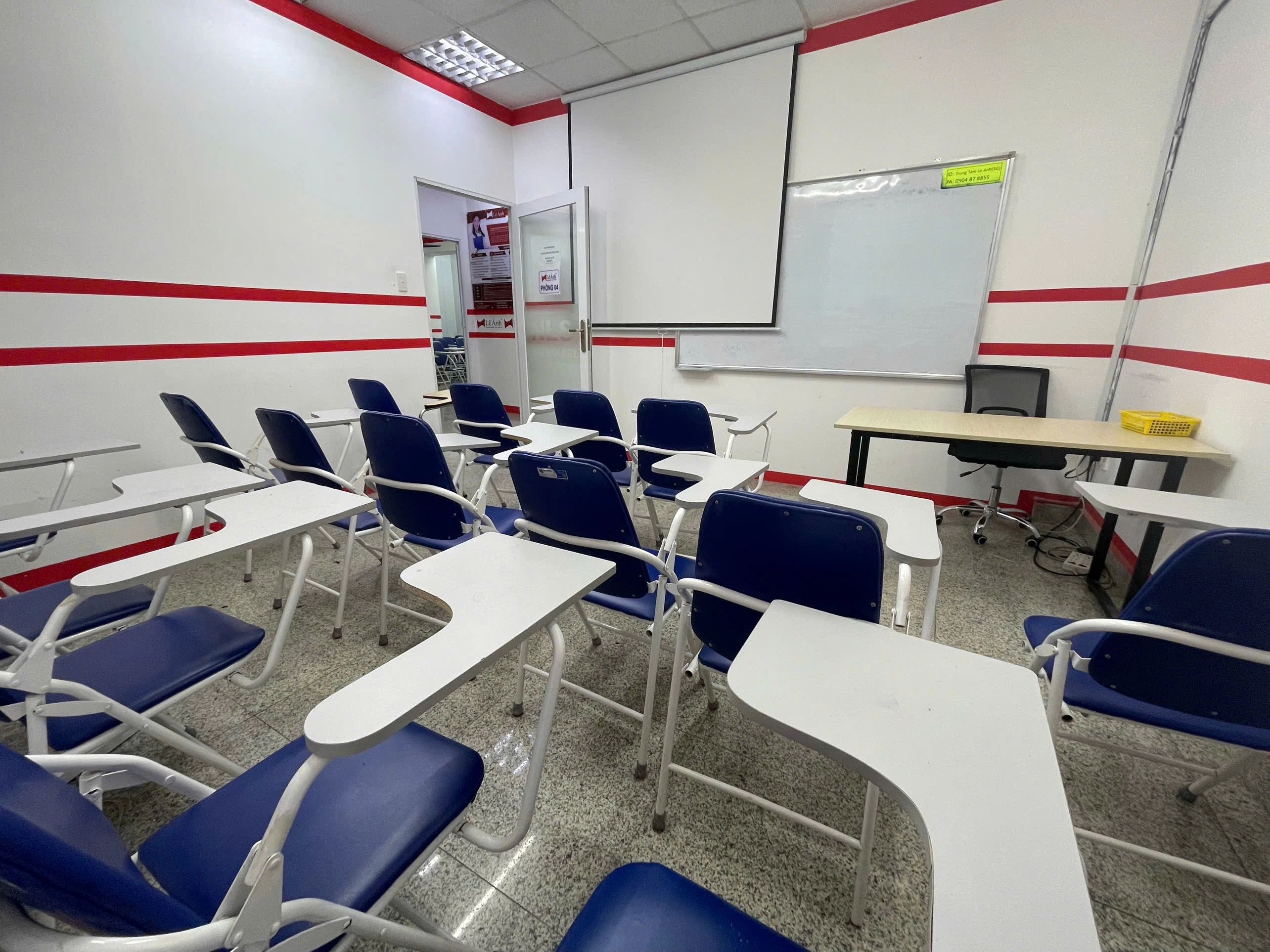 Phòng học có đầy đủ máy chiếu, máy lạnh, bảng 