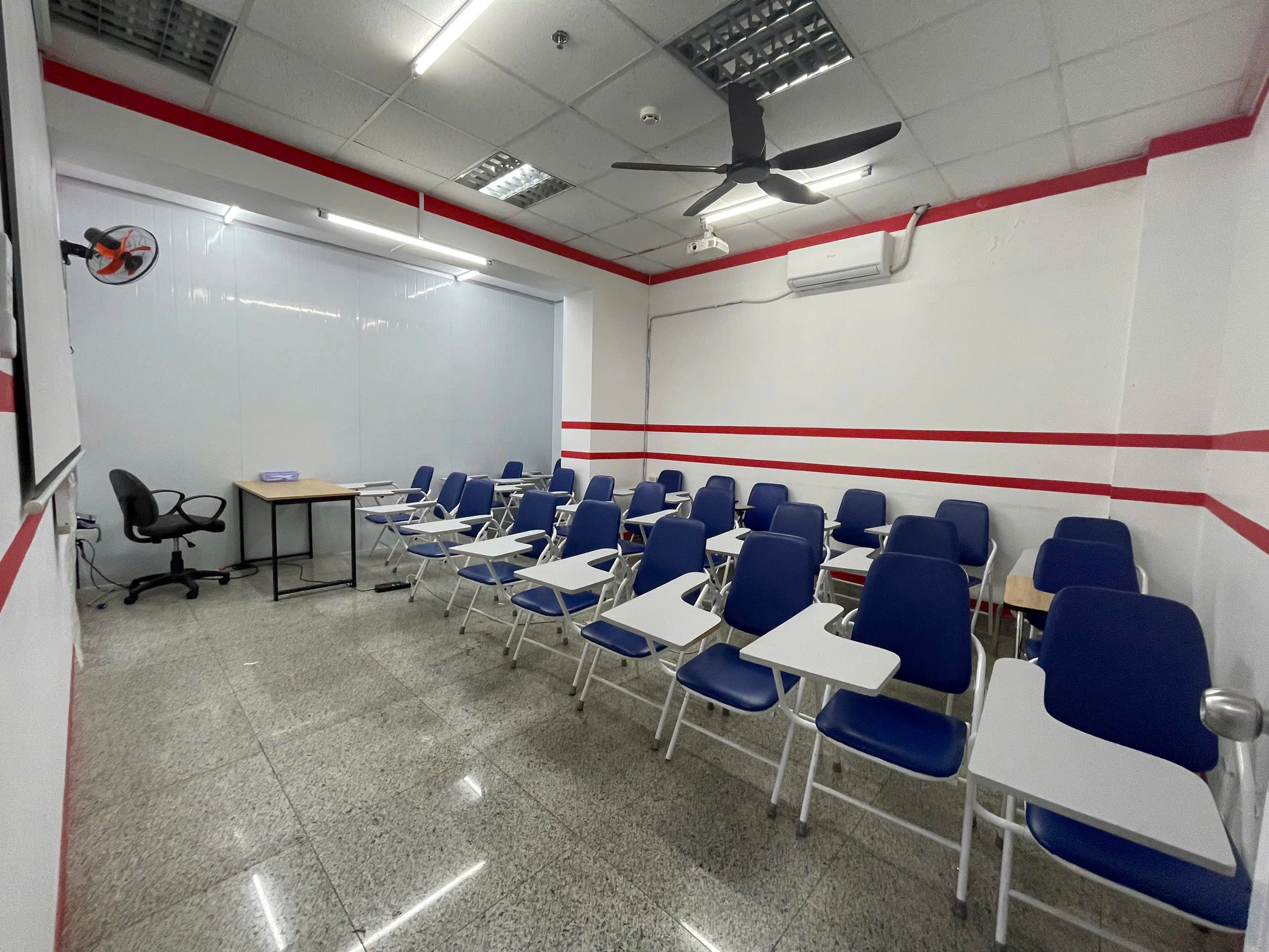 Phòng học tại Lầu 2 Tòa nhà 520 Cách Mạng Tháng Tám, Phường Nhiêu Lộc, TPHCM