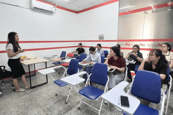 Giảng viên trực tiếp hướng dẫn học viên tại lớp