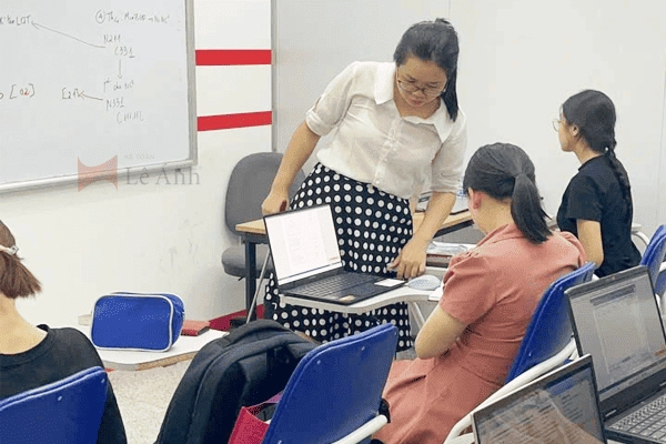Giảng viên hướng dẫn học viên trong quá trình thực hành